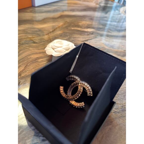 2025 Chanel Broach - Interlocking C - Picture 4 of 9